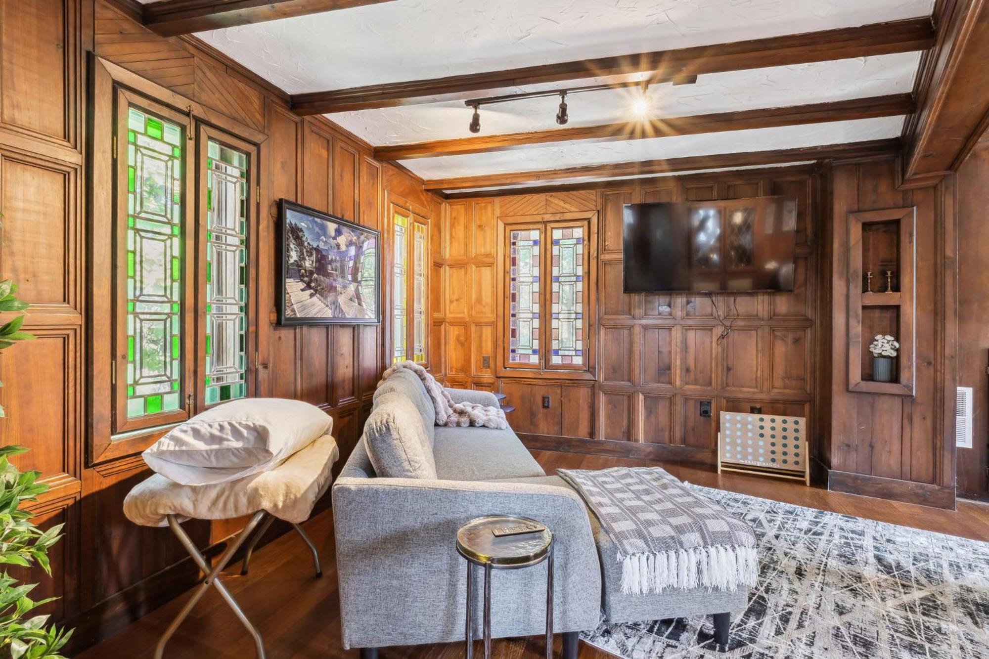 Enchanted Castle - Your Royal Getaway Awaits Cleveland Exteriér fotografie